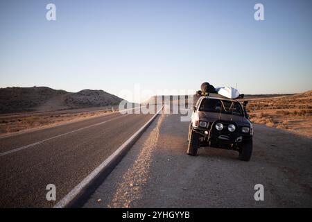 Vista frontale di un fuoristrada 4x4 parcheggiato sul lato della strada lungo la Northwest Coastal Highway nell'Australia Occidentale. La strada sigillata con catrame, rivestita di bianco Foto Stock