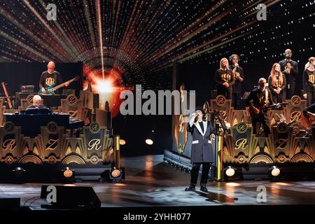 Renato Zero durante l'Autoritratto Tour 2024 il 10 novembre 2024 al Palazzo dello Sport di Roma. Durante RENATO ZERO - Autoritratto, Concerto di musica del cantante italiano a Roma, 11 novembre 2024 Foto Stock