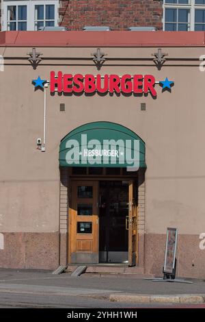 Helsinki, Finlandia – 9 settembre. 2024: Insegna con il logo Hesburger. Hesburger è una catena di fast food con sede in Finlandia. Foto Stock