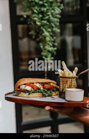 Sandwich vegetariano con patatine fritte a lato Foto Stock