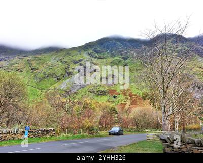 Pendio inferiore del Monte Snowdon (Yr Wyddfa) presso il parco e fermata dell'autobus a Nant Peris, Snowdonia, Galles. Foto Stock