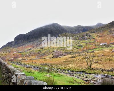 Il pendio inferiore di Yr Wyddfa (Monte Snowdon) e il torrente Nant Peris al passo Llanberis, Snowdonia, Galles, in una giornata nuvolosa. Foto Stock