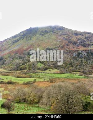 Pendenza inferiore di Yr Wyddfa (Monte Snowdon) presso la vale di Afon Glaslyn, Snowdonia, Galles, in una giornata nuvolosa. Foto Stock