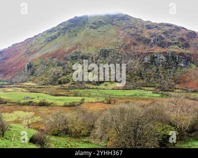 Pendenza inferiore di Yr Wyddfa (Monte Snowdon) presso la vale di Afon Glaslyn, Snowdonia, Galles, in una giornata nuvolosa. Foto Stock