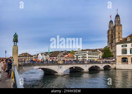 Skyline con il ponte Munsterbrucke sul fiume Limmat nella città di Zurigo, Svizzera. Foto Stock