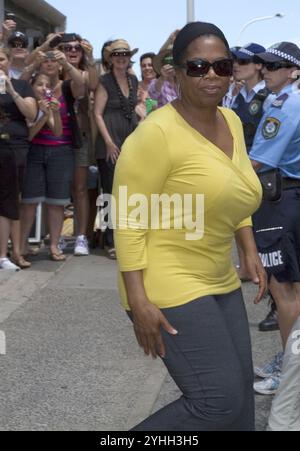 Sydney, Australia. 12 dicembre 2010. SYDNEY, AUSTRALIA - 12 DICEMBRE: Oprah Winfrey si dirige al ristorante Icebergs presso la famosa spiaggia Bondi di di Sydney per il pranzo con il migliore amico Gayle King. Il 12 dicembre 2010 a Sydney, Australia. Persone: Oprah Winfrey credito: Storms Media Group/Alamy Live News Foto Stock