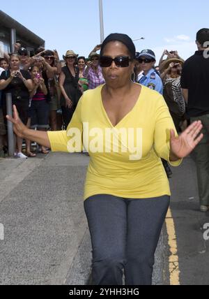 Sydney, Australia. 12 dicembre 2010. SYDNEY, AUSTRALIA - 12 DICEMBRE: Oprah Winfrey si dirige al ristorante Icebergs presso la famosa spiaggia Bondi di di Sydney per il pranzo con il migliore amico Gayle King. Il 12 dicembre 2010 a Sydney, Australia. Persone: Oprah Winfrey credito: Storms Media Group/Alamy Live News Foto Stock