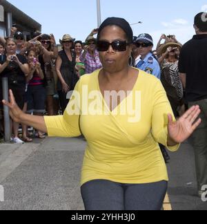 Sydney, Australia. 12 dicembre 2010. SYDNEY, AUSTRALIA - 12 DICEMBRE: Oprah Winfrey si dirige al ristorante Icebergs presso la famosa spiaggia Bondi di di Sydney per il pranzo con il migliore amico Gayle King. Il 12 dicembre 2010 a Sydney, Australia. Persone: Oprah Winfrey credito: Storms Media Group/Alamy Live News Foto Stock