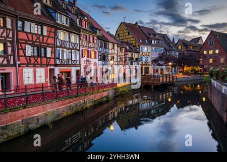 Città di Colmar la sera nella regione dell'Alsazia in Francia. La piccola Venezia (la Petite Venise) nella città vecchia medievale sul fiume Lauch. Foto Stock