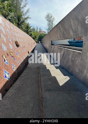 Khao Lak, Thailandia. 7 febbraio 2023. Il Ban Nam Khem Tsunami Memorial Park nella regione di Khao Lak. Molti sopravvissuti tedeschi in particolare ricordano le vittime del disastro dello tsunami del 2004. Il memoriale è modellato su un'onda. Crediti: Carola Frentzen/dpa/Alamy Live News Foto Stock