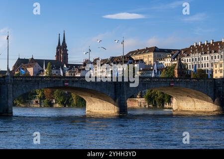 Città di Basilea, Svizzera, skyline della città vecchia con il Ponte centrale (Mittlere Brucke) sul Reno. Foto Stock
