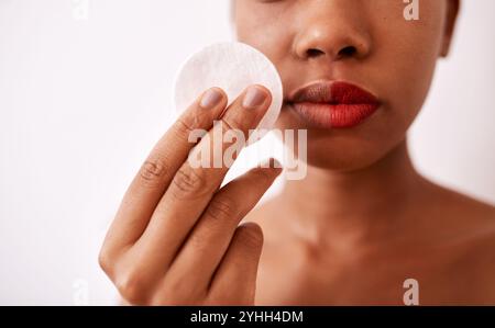 Donna. spugne di cotone per la pulizia in studio, bellezza e rimozione del trucco su sfondo bianco. Persona femminile, dermatologia e tampone per il viso Foto Stock