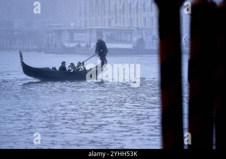Gondola sul Canal grande, Venezia Foto Stock