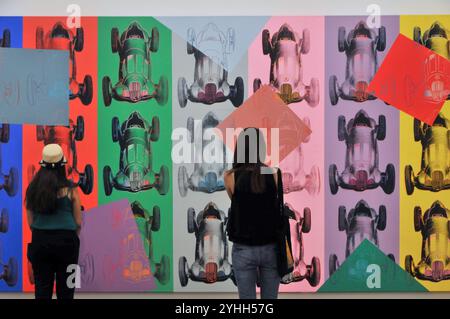 Le ragazze turistiche guardano l'opera del 1987 di Andy Warhol "Mercedes-Benz Formel Rennwagen W 125" all'interno del Museo Albertina. Vienna - 2016 Foto Stock