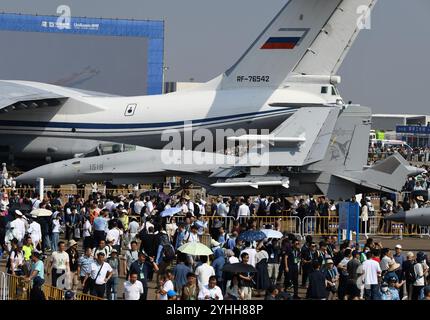ZHUHAI, CINA - 12 NOVEMBRE 2024 - gli spettatori guardano il caccia stealth Chengdu J-20 al Zhuhai Air Show durante la 15a China International A. Foto Stock