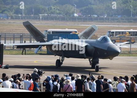 ZHUHAI, CINA - 12 NOVEMBRE 2024 - gli spettatori guardano il caccia stealth Chengdu J-20 al Zhuhai Air Show durante la 15a China International A. Foto Stock