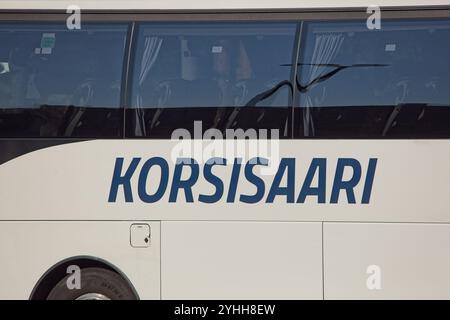 Helsinki, Finlandia – 9 settembre. 2024: Cartello con il logo Korsisaari sull'autobus. Korsisaari è un'azienda di trasporti che fornisce vari servizi affidabili ed efficienti Foto Stock