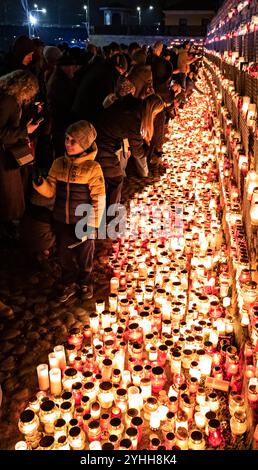 Accensione di candele al castello di Rīga, Lettonia, 11 novembre 2024 Foto Stock