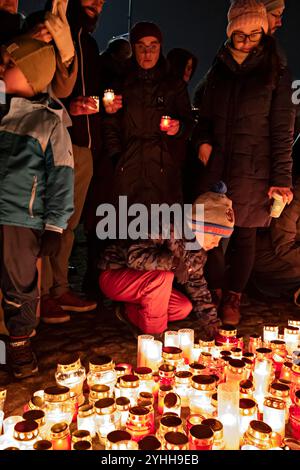 Accensione di candele al castello di Rīga, Lettonia, 11 novembre 2024 Foto Stock