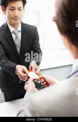 Imprenditore lo scambio di biglietti da visita Foto Stock