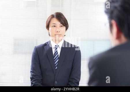 Uomo in una causa di reclutamento che viene interrogato Foto Stock