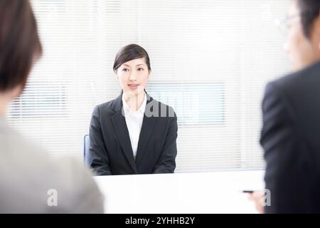 Donna in una causa di reclutamento che viene interrogata Foto Stock