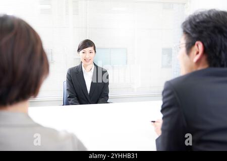 Donna in una causa di reclutamento che viene interrogata Foto Stock