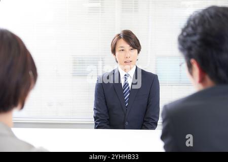 Uomo in una causa di reclutamento che viene interrogato Foto Stock