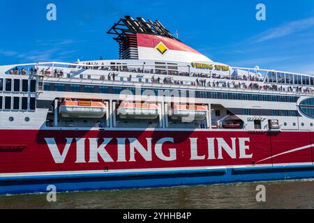 Traghetto veloce MS Viking XPRS della compagnia di navigazione finlandese Viking line ABP con partenza dal porto di Helsinki l'8 luglio 2024 a Helsinki, Finlandia. Foto Stock
