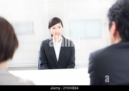 Donna in una causa di reclutamento che viene interrogata Foto Stock