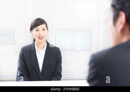 Donna in una causa di reclutamento che viene interrogata Foto Stock