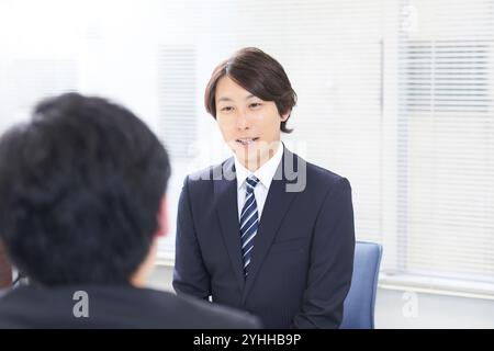 Uomo in una causa di reclutamento che viene interrogato Foto Stock