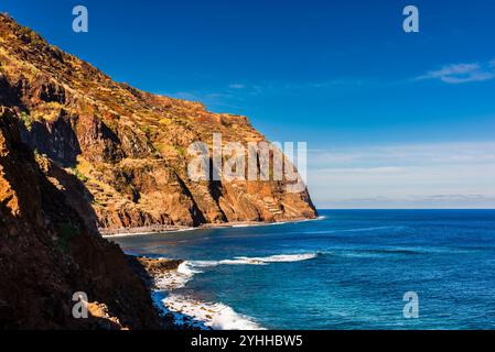 Scogliere e surf intorno a Porto Moniz, Madeira, Portogallo Foto Stock