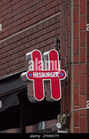 Vantaa, Finlandia – 22 agosto. 2024: Insegna con il logo Hesburger. Hesburger è una catena di fast food con sede in Finlandia. Foto Stock