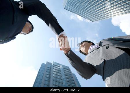 Capo e subordinato che stringono la mano Foto Stock