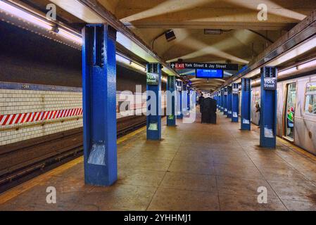 New York, Stati Uniti d'America- Settembre 08, 2017: Piattaforma in New York Metro a York Street Station. New York. Stati Uniti d'America. Foto Stock