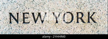 Il Monumento a Washington al Memoriale della Seconda Guerra Mondiale sul National Mall. Iscrizione NEW YORK. Foto Stock