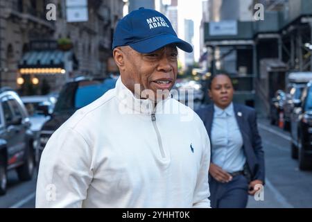 New York, Stati Uniti. 11 novembre 2024. Il sindaco Eric Adams marcia nella 105a sfilata annuale del Veterans Day sulla Fifth Avenue a New York (foto di Lev Radin/Pacific Press) credito: Pacific Press Media Production Corp./Alamy Live News Foto Stock