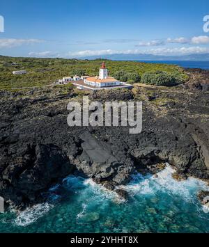 Vista aerea del faro Ponta da Ilha a Capo Est dell'isola di Pico (Azzorre, Portogallo) Foto Stock
