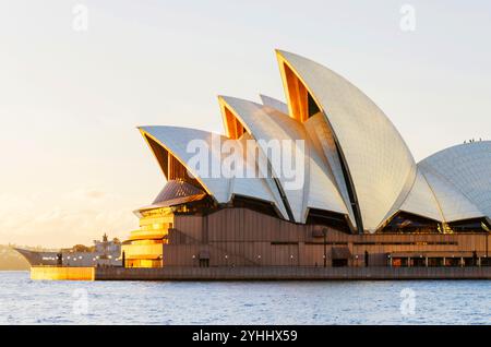 Edificio distintivo della Sydney Opera House - centro per le arti dello spettacolo multi-sede. È l'attrazione turistica più famosa di Sydney, nel nuovo Galles del Sud, Foto Stock