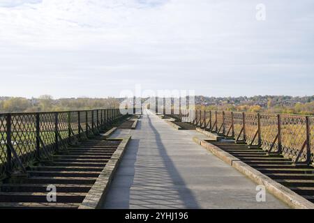 Vista grandangolare del viadotto di Bennerley, un vecchio ponte vittoriano vicino a Ilkeston, Derbyshire, Regno Unito Foto Stock