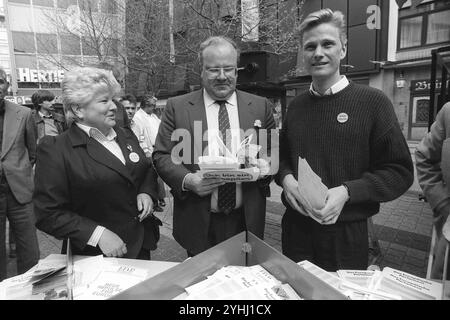 FOTO ARCHIVIO: Martin BANGEMANN avrebbe compiuto 90 anni il 15 novembre 2024, Guido WESTERWELLE (a destra), Germania, politico, Presidente dei "giovani liberali" e Martin BANGEMANN, (withte) FDP, Ministro federale dell'economia, sono presenti a uno stand informativo e distribuiscono opuscoli, campagna elettorale per le elezioni europee del 1984 nel centro di Colonia, foto in bianco e nero del 30 aprile 1984. ? Foto Stock