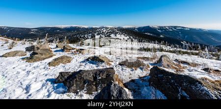 Cresta montuosa principale delle montagne Hruby Jesenik tra le colline Petrovy kamyne e Pecny da Dlouhe Strane Hill durante l'inverno Foto Stock