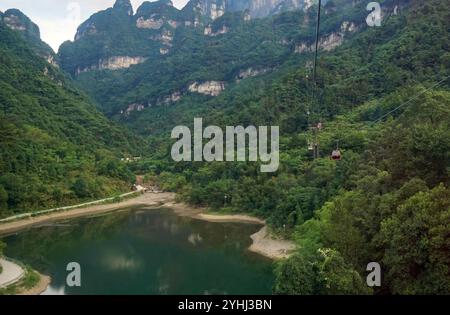 Vista dall'alto dalla funivia del monte Tianmen, la funivia passeggeri più lunga del mondo. Foto Stock