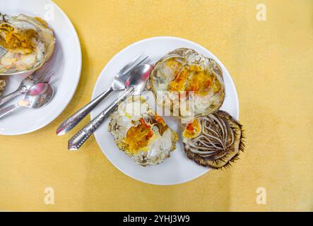 Granchio al vapore con le uova all'interno servito su piatto bianco nel ristorante durante il Hairy Crab Festival. Il granchio mitten cinese è una parte importante Foto Stock