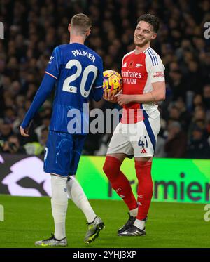 Londra, Regno Unito. 10 novembre 2024. Chelsea V Arsenal - Premier League - Stamford Bridge - Londra. Cole Palmer e Declan Rice, compagni di squadra inglesi, condividono una battuta durante la partita. Crediti immagine: Mark Pain/Alamy Live News Foto Stock