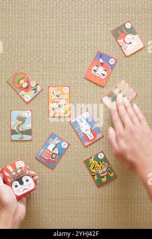 La mano di una donna che gioca a karuta Foto Stock