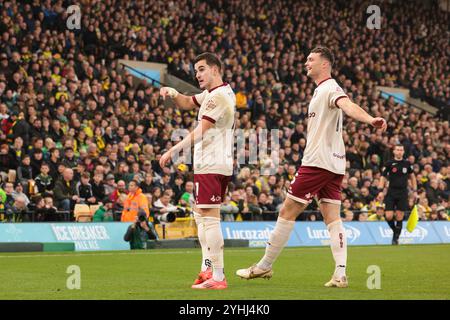Anis Mehmeti di Bristol City celebra il gol di apertura di Bristol City con Luke McNally di Bristol City - Norwich City contro Bristol City, Sky Bet Championship, Carrow Road, Norwich, Regno Unito - 9 novembre 2024 solo uso editoriale - si applicano restrizioni DataCo Foto Stock