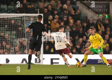 Anis Mehmeti di Bristol City e Callum Doyle di Norwich City - Norwich City V Bristol City, Sky Bet Championship, Carrow Road, Norwich, Regno Unito - 9 novembre 2024 solo uso editoriale - si applicano restrizioni DataCo Foto Stock