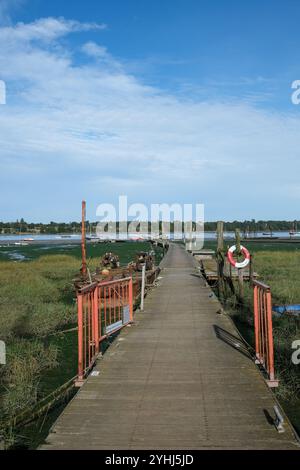 Suffolk, Regno Unito - 13 ottobre 2024 - Vista del fiume Orwell e delle vecchie barche a pin Mill Foto Stock